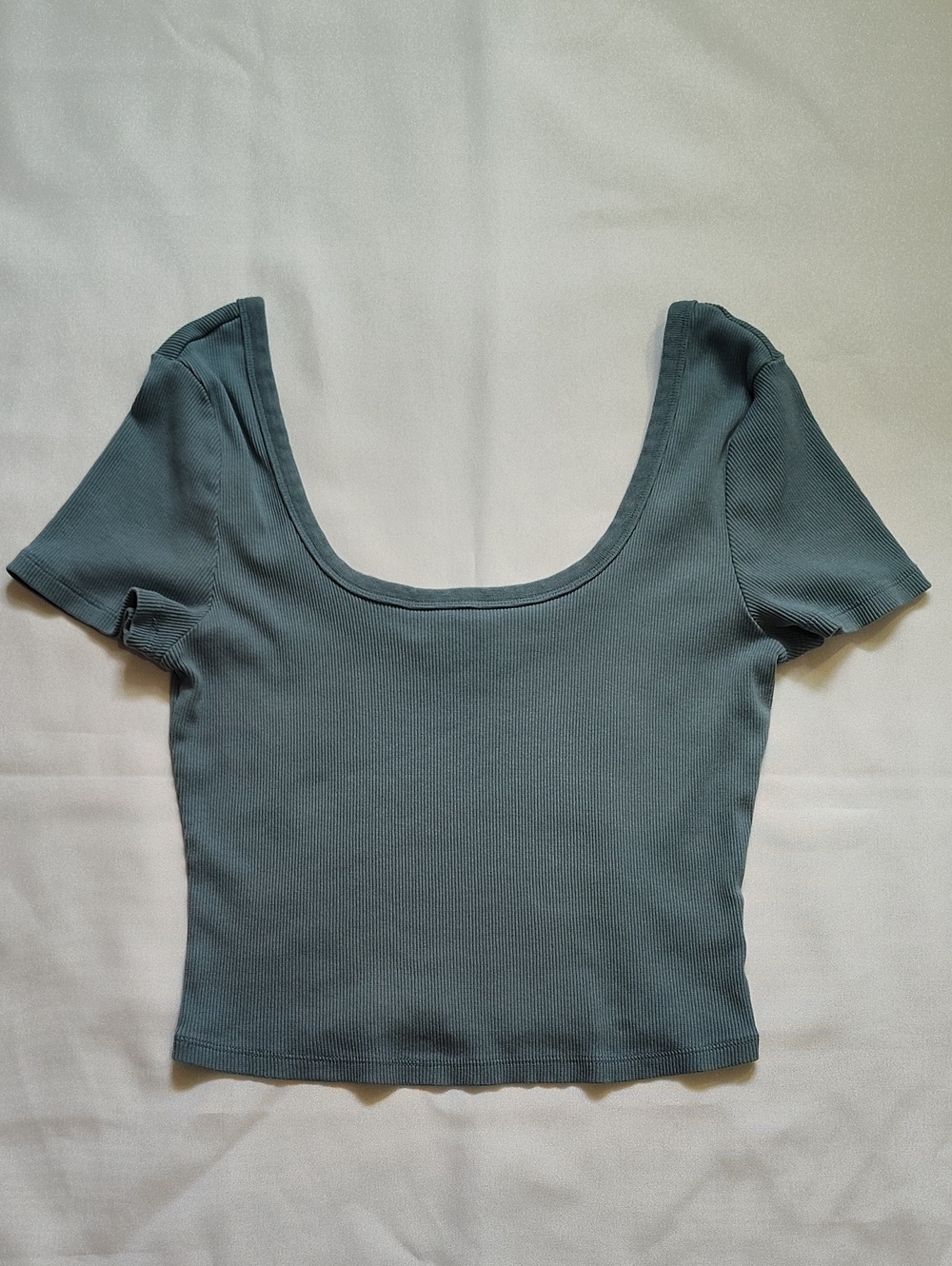 Universal Thread Women's Crop Top Size M Blue-Gray Shortsleeve Scoop Neckline